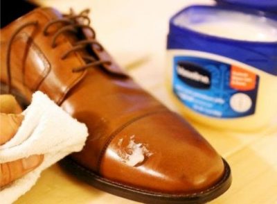 Vaseline giúp khắc phục giày da bị cứng